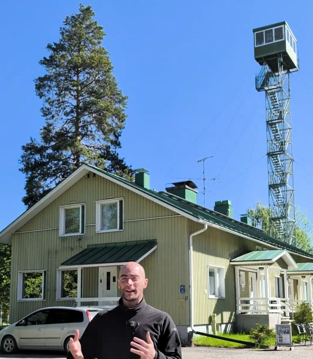 Stefano Mini di fronte alla vecchia caserma di frontiera finlandia-russia.
