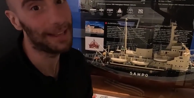 Stefano Mini osserva un modello della nave rompighiaccio Sampo in un museo.