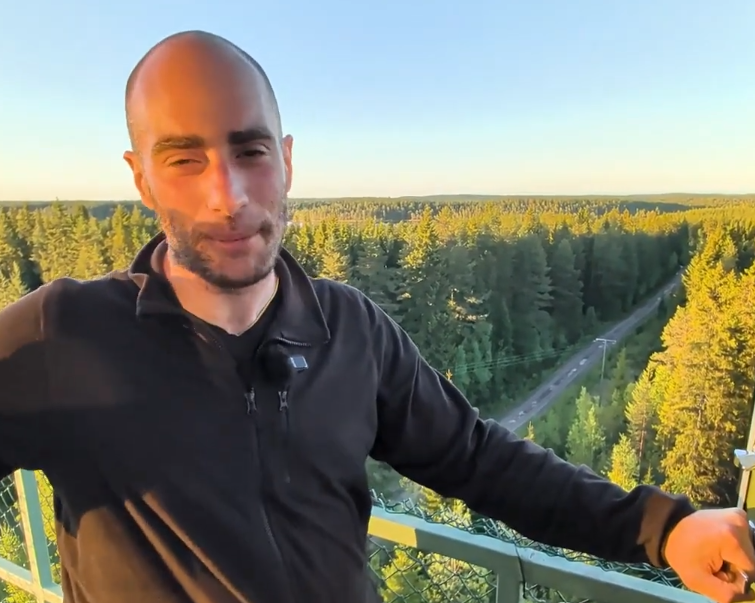 Stefano Mini su una torretta d'osservazione finlandese al confine con la Russia.