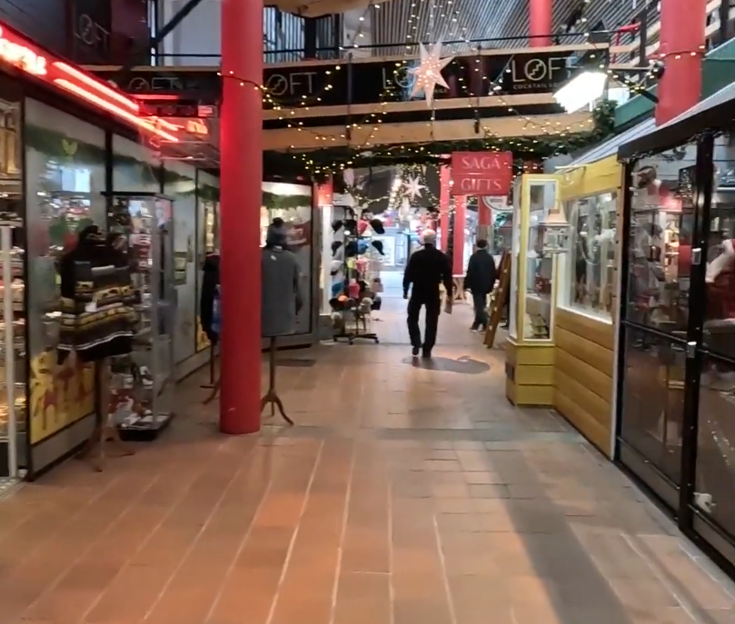 Galleria commerciale interna del villaggio di babbo natale a rovaniemi.