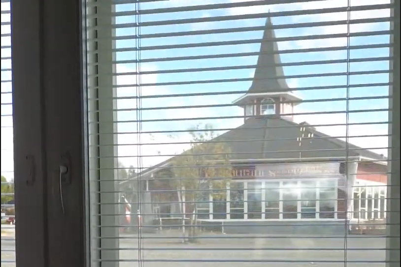 Vista attraverso le persiane di una finestra dell'hotel di babbo natale a Rovaniemi.