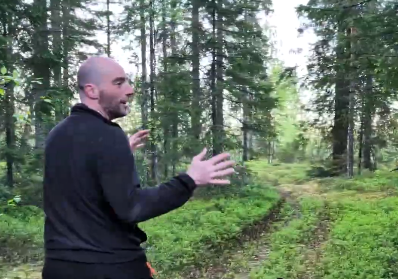 Stefano Mini su una mulattiera vicino al confine finlandia-russia.