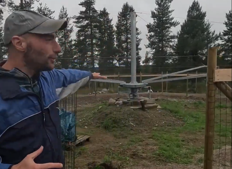 Un carosello per allenare i cani da slitta in estate.