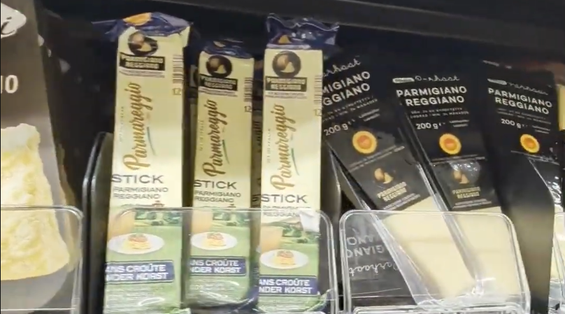 Scaffale di supermercato con confezioni di Parmareggio Parmigiano Reggiano, formaggio a stick e blocchi da 200g.