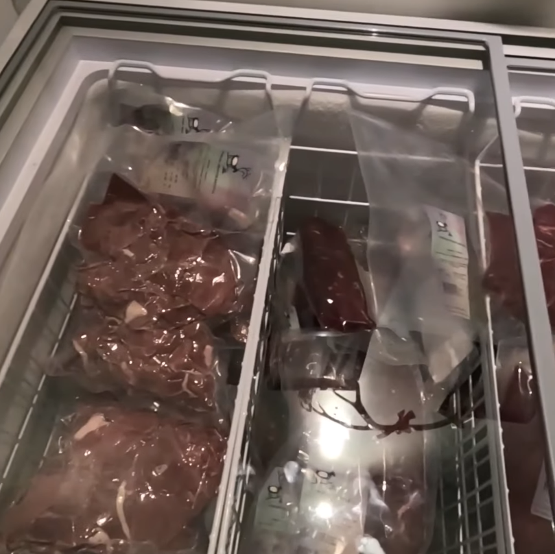 Confezioni di carne sottovuoto in un congelatore, pronte per la conservazione a lungo termine.