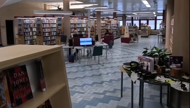 Interno della biblioteca di Kajaani con scaffali pieni di libri.