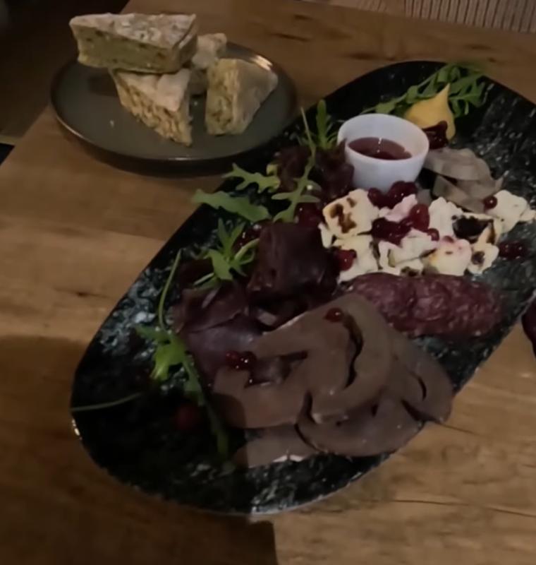 Antipasto misto con cuore e fegato di renna a Levi.