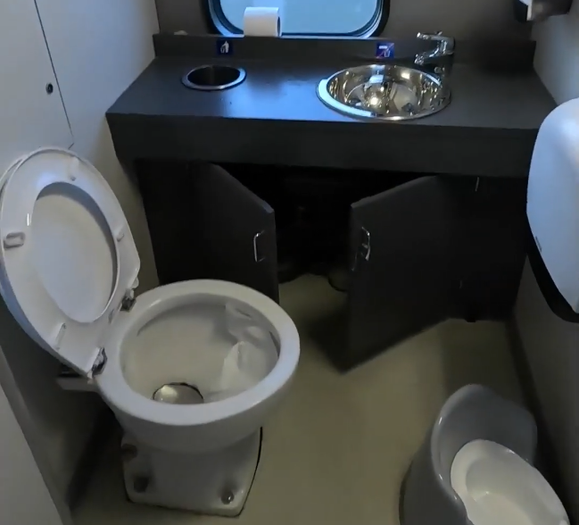 Bagno compatto con WB, lavandino e vasino per bimbi in un treno VR in Finlandia.
