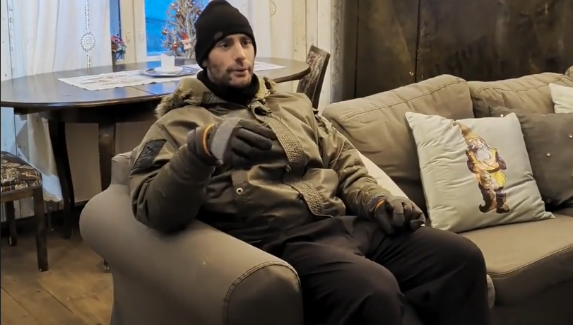 Stefano Mini seduto sul divano dell'hotel degli elfi a Tonttula, Levi.