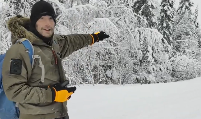 Stefano mini indica un paesaggio innevato con alberi coperti di neve.