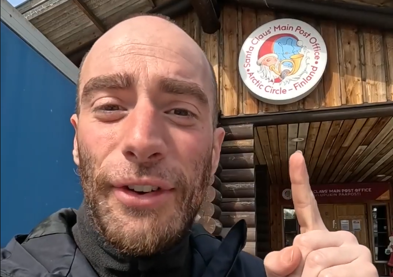 Stefano Mini punta all'ufficio postale principale di Babbo Natale nel Circolo Polare Artico, Finlandia.