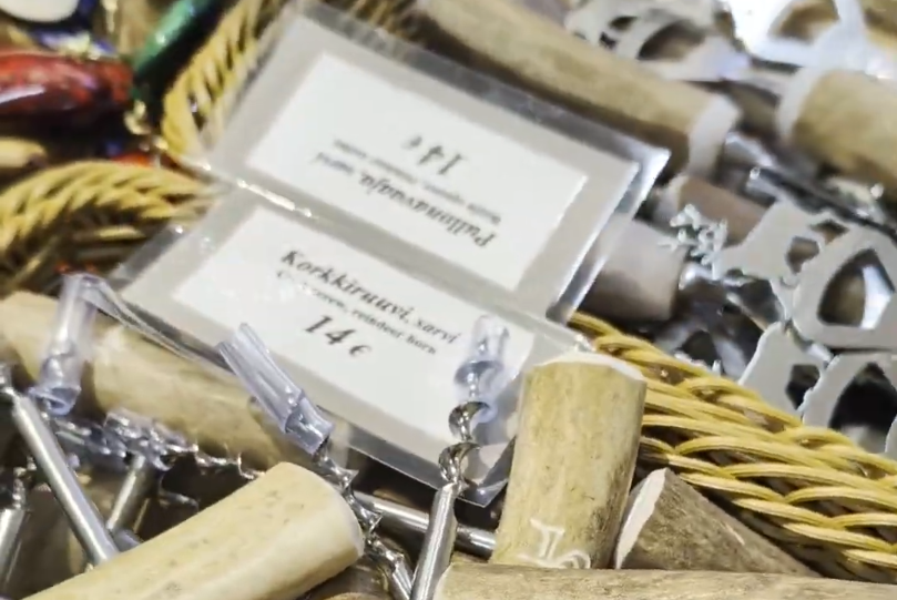Cavatappi con manici in corno di renna e etichette con prezzo di 14 euro, esposti in un cesto intrecciato.
