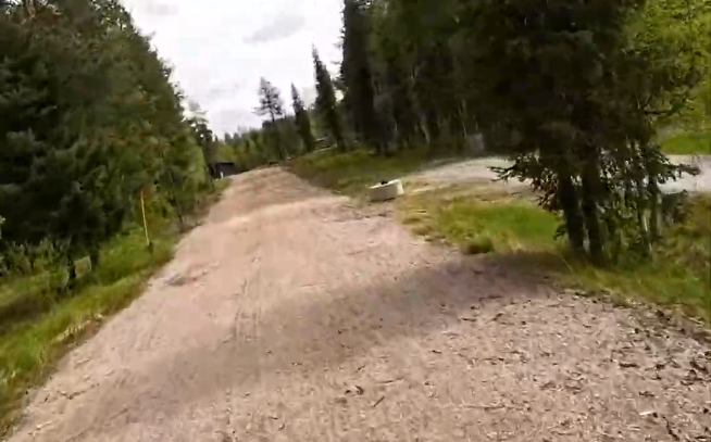 Sentiero sterrato per fatbike a Levi.