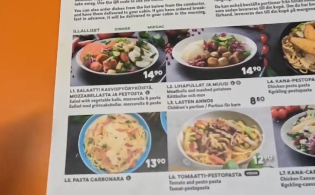 Menù del ristorante del treno VR notturno in Finlandia con diverse opzioni.