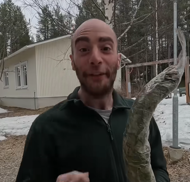 Stefano mini con una vasta finlandese in mano. Secca.