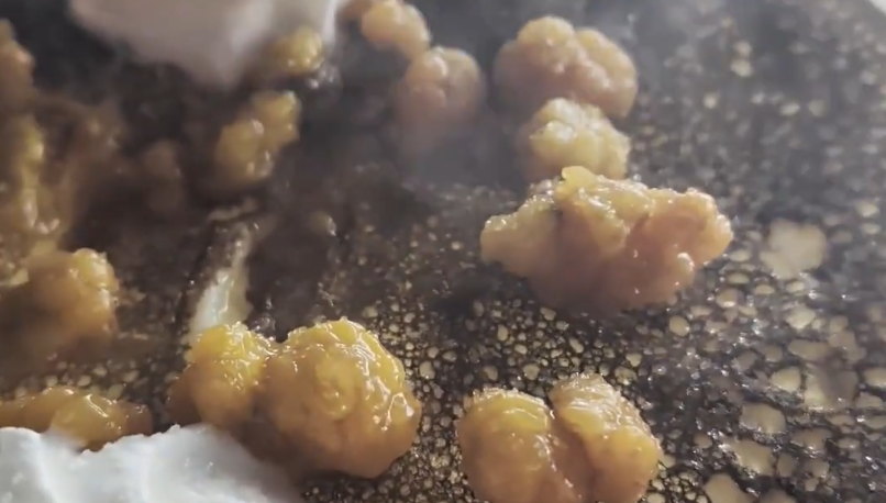 Cloudberry (bacca artica o Lakka) su un pancake caldo.