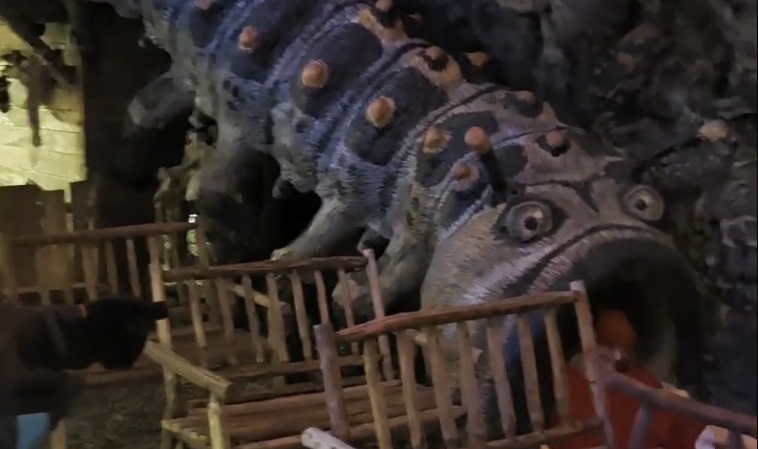 Statua del bruco della pietra seita all'interno del villaggio degli elfi di Levi.