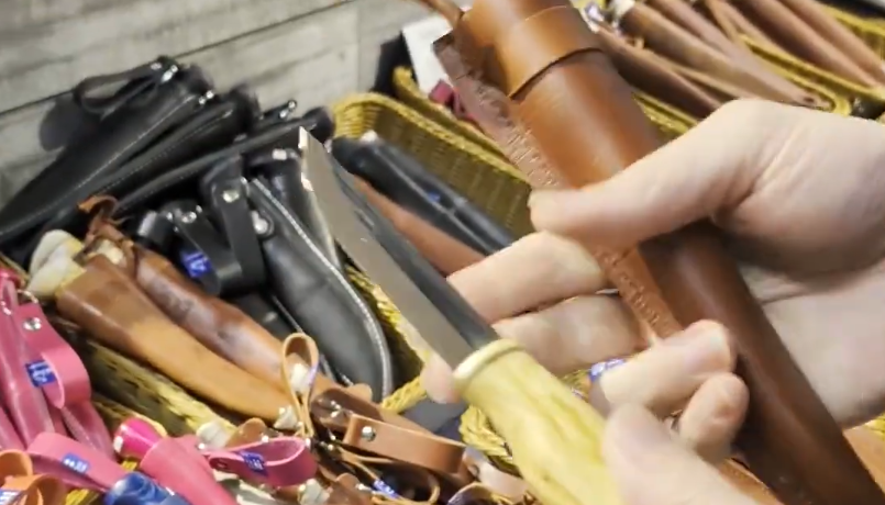 Coltello tradizionale finlandese Marttini con fodero marrone.