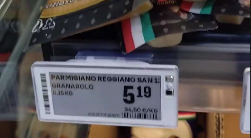 Prezzo digitale per Parmigiano Reggiano Granarolo da 0,15 kg a 5,19 euro, con bandiera italiana sullo sfondo.