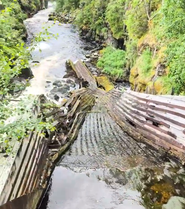 Struttura per incanalare la legna alle cascate di Auttikongas.