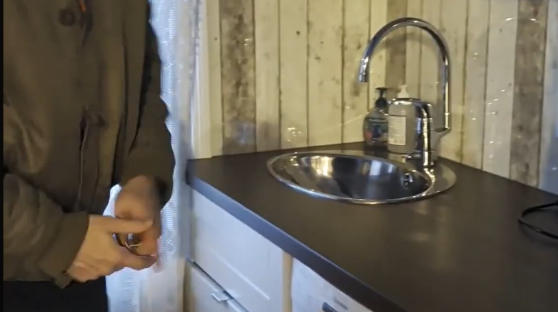 Stefano mini accanto a un lavello di acciaio inox con rubinetto in hotel degli elfi.