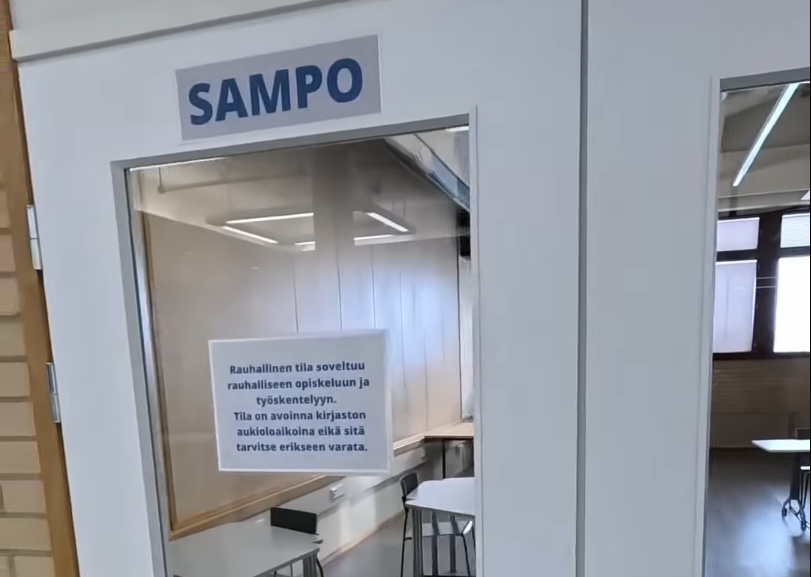 Porta a vetri con l'insegna 'SAMPO' e un cartello che indica uno spazio tranquillo per studio e lavoro, aperto durante l'orar
