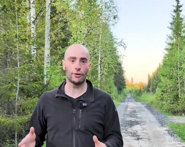 Strada che porta al confine tra finlandia e russia.