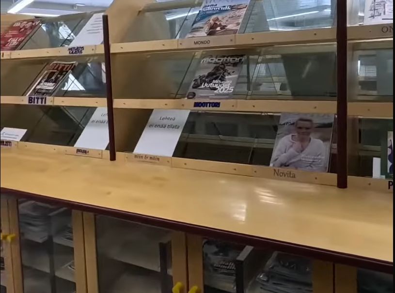 Scaffale di riviste nella biblioteca di Kajaani.