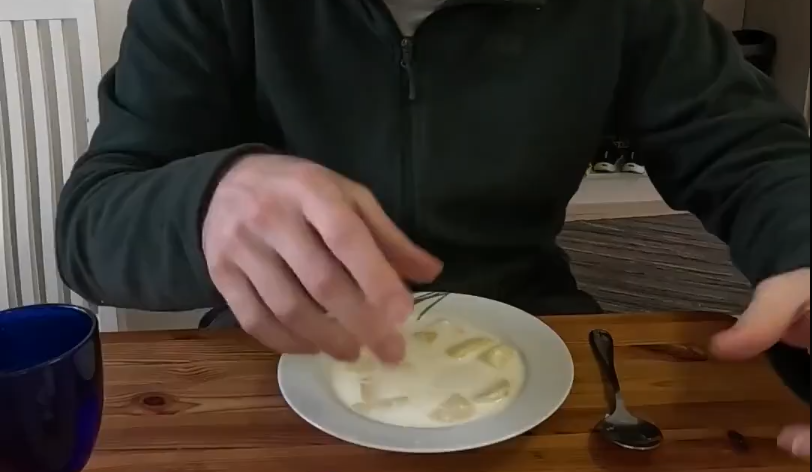 Stefano Mini mangia un piatto di Pottumaito tradizionale finlandese.