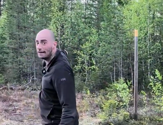 Palo di confine tra finlandia e russia.