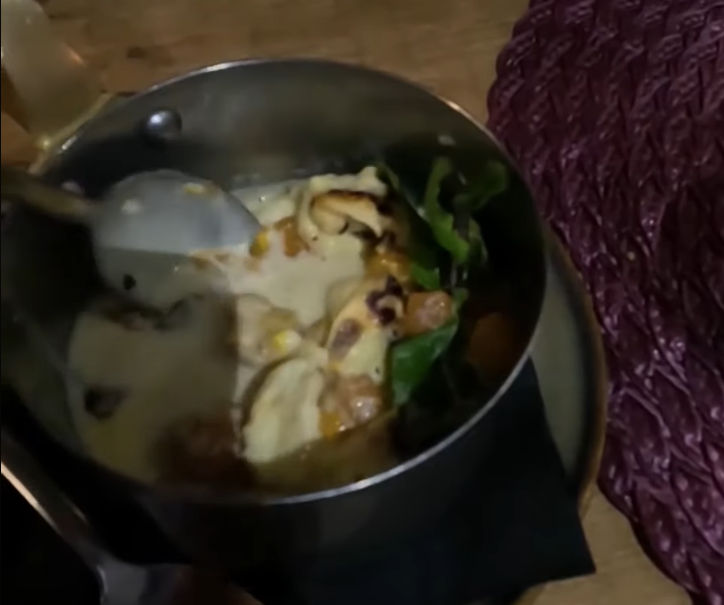 Primo piatto del dolce con lakka e formaggio fuso di NiliPoro.