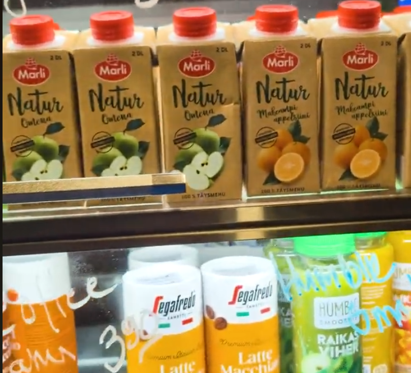 Una vetrina refrigerata con succhi Marli Natur mela e arancia, Segafredo Latte Macchiato e smoothie Humble.