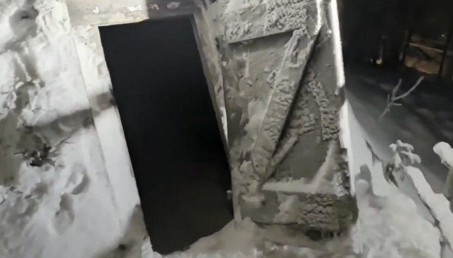 Porta di una goahti tradizionale sami coperta di neve e chiaccio.
