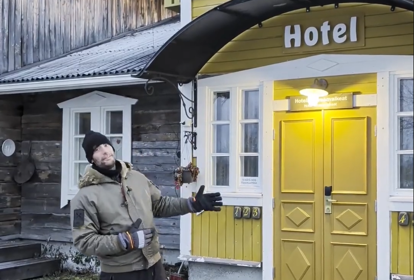 Stefano Mini davanti a hotel Taivaanvalkeat al villaggio degli elfi di Levi.