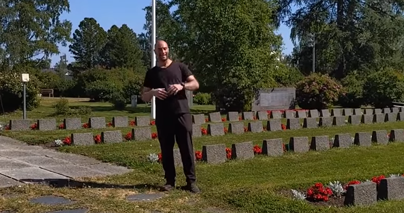 Stefano Mini in un cimitero di caduti della guerra d'inverno in Finlandia.