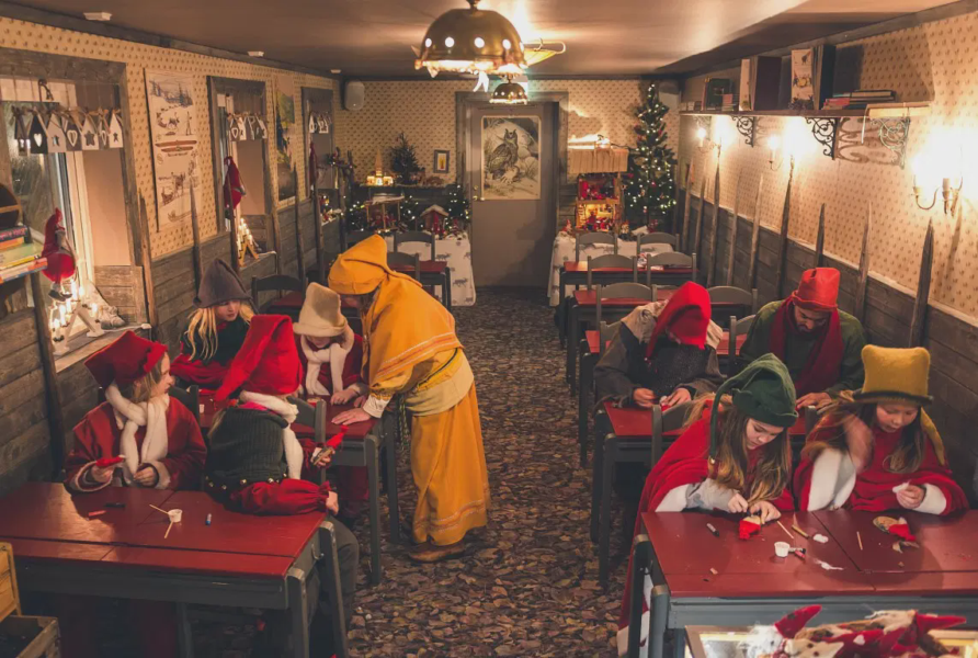 Villaggio degli elfi, renne e babbo natale — foto 2