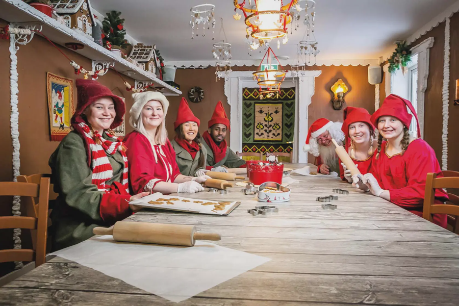 Villaggio degli elfi, renne e babbo natale — foto 1