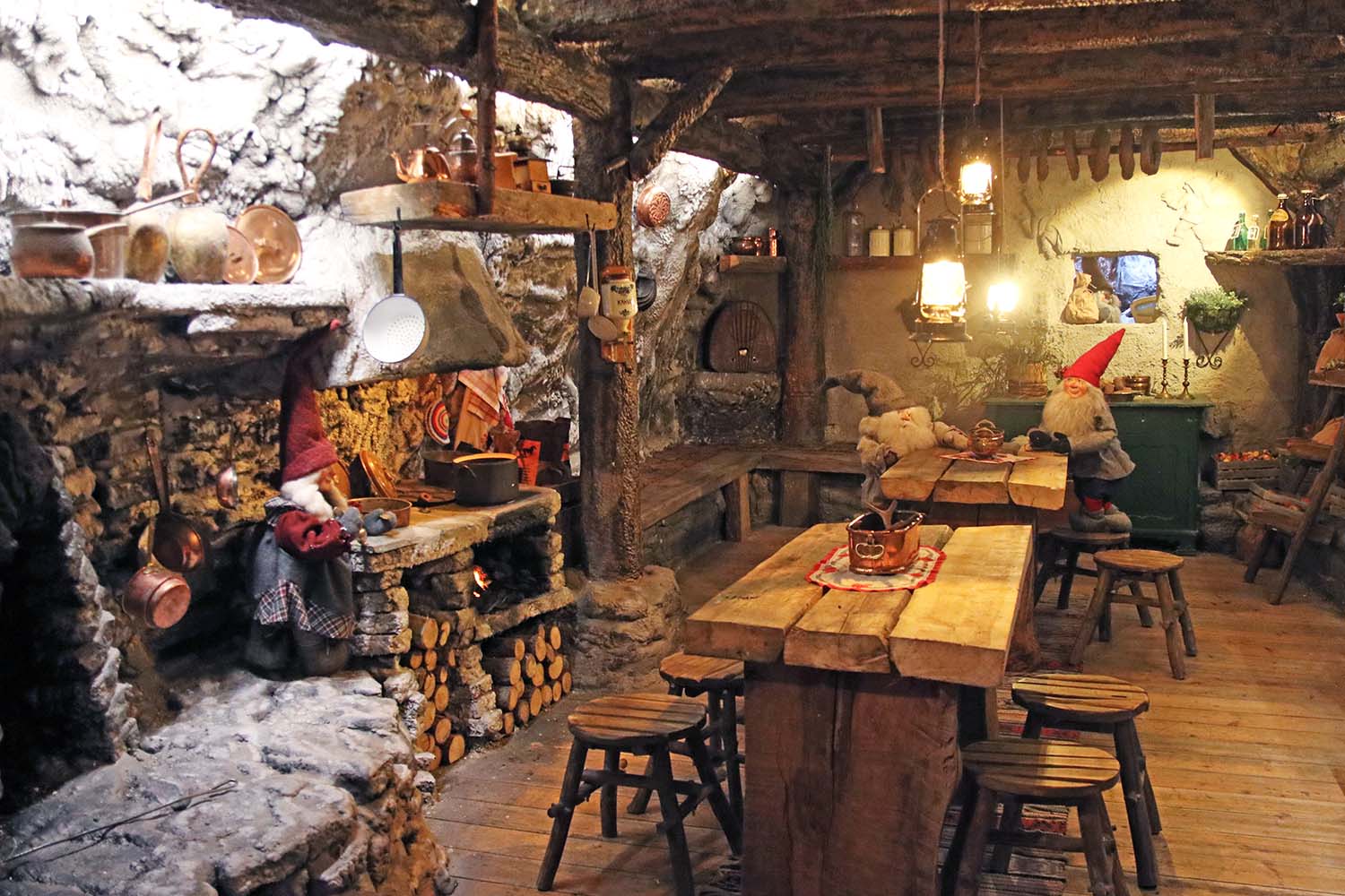 Villaggio degli elfi, renne e babbo natale — foto 9