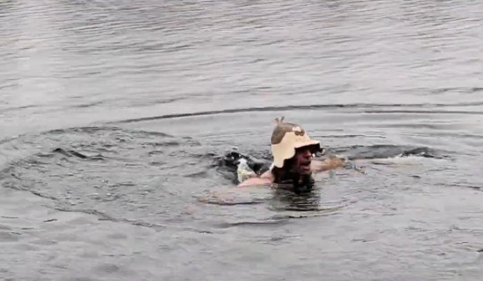 Il tuffo nel lago ghiacciato dopo la sauna: la vera tradizione finlandese
